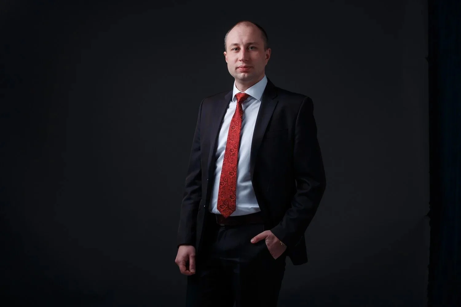 Адвокат Алексей Шеховцев в кабинете