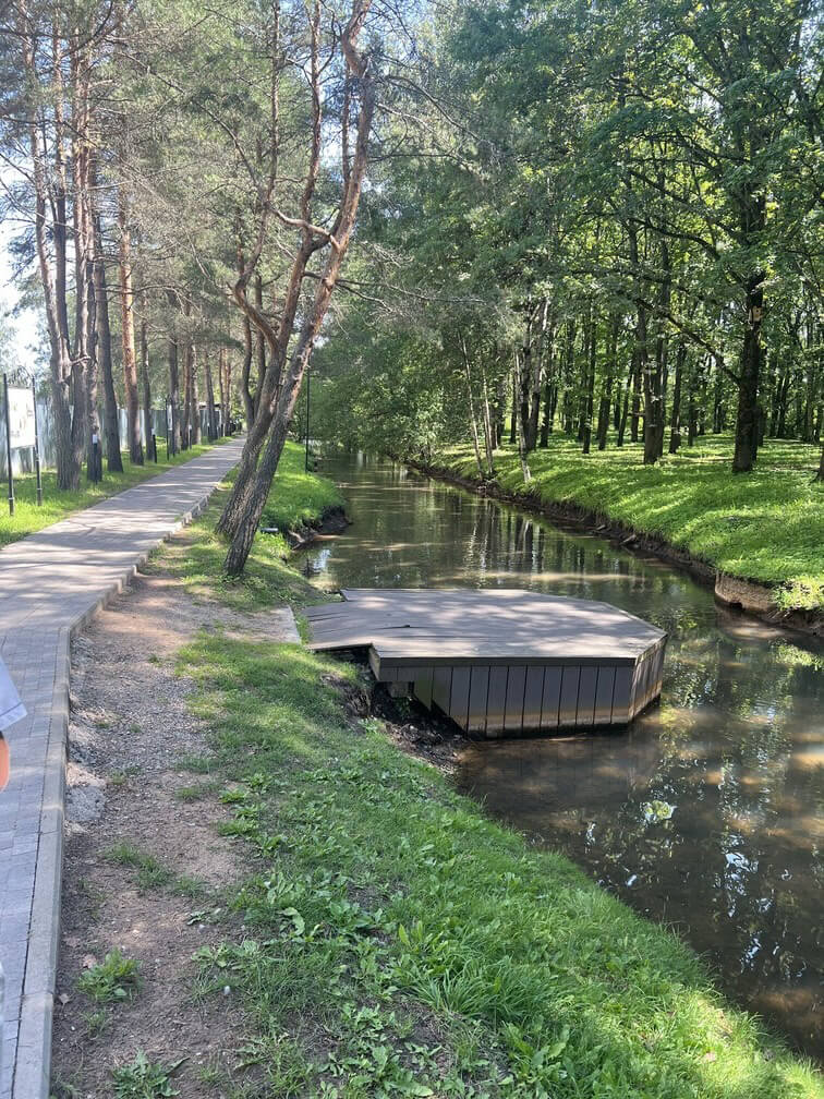 Ручей на курортном объекте — до укрепления