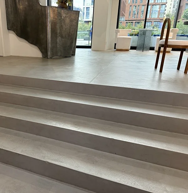 Широкие ступени с бесшовным минеральным покрытием DecoFloors