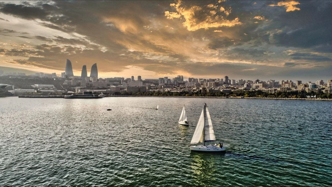 Яхта в Бакинской бухте — вид на Пламенные башни