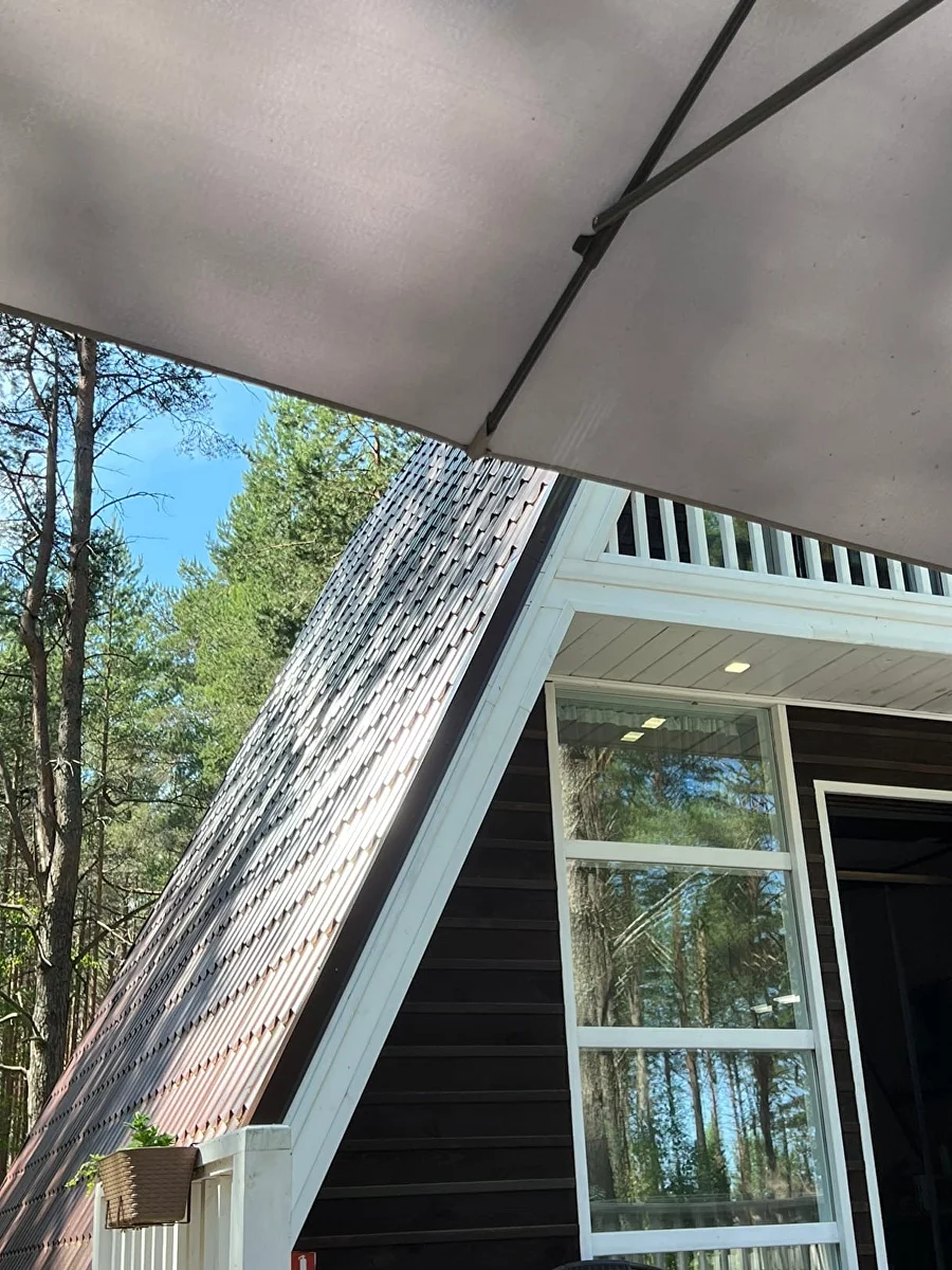 Фасад A-Frame Family с панорамными окнами и зонтом