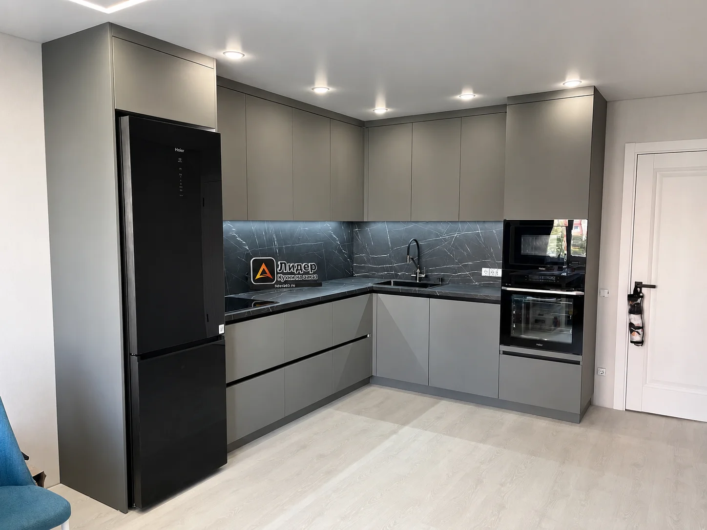 Кухня Elegant Largo с фасадами Еггер U717 TM Дакар серый и столешницей Мрамор Анкара